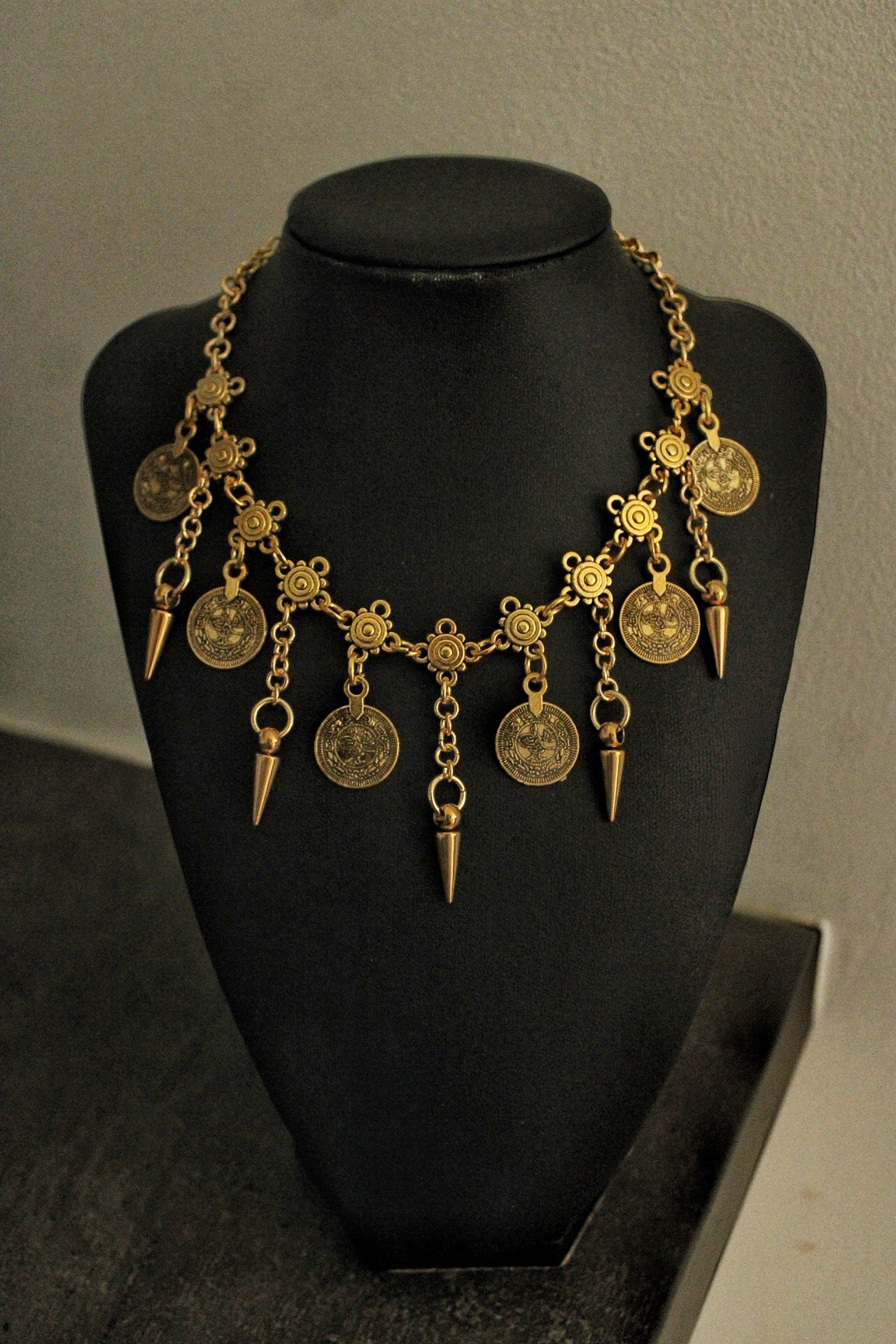 Collier tribal