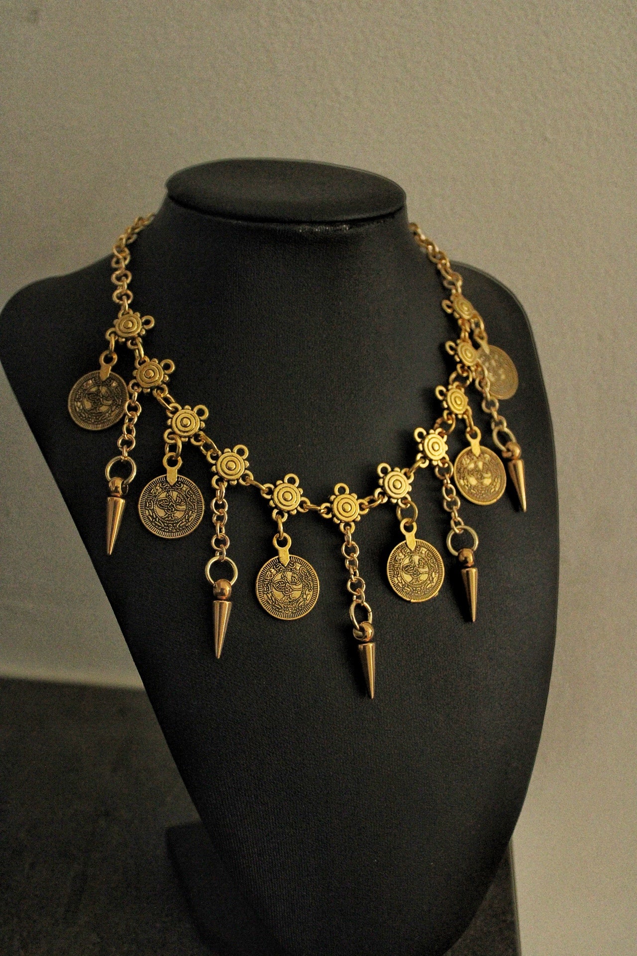 Collier tribal