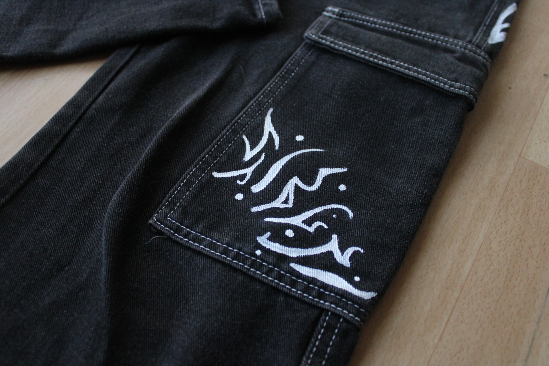 Cargo en jean « calligraphy »