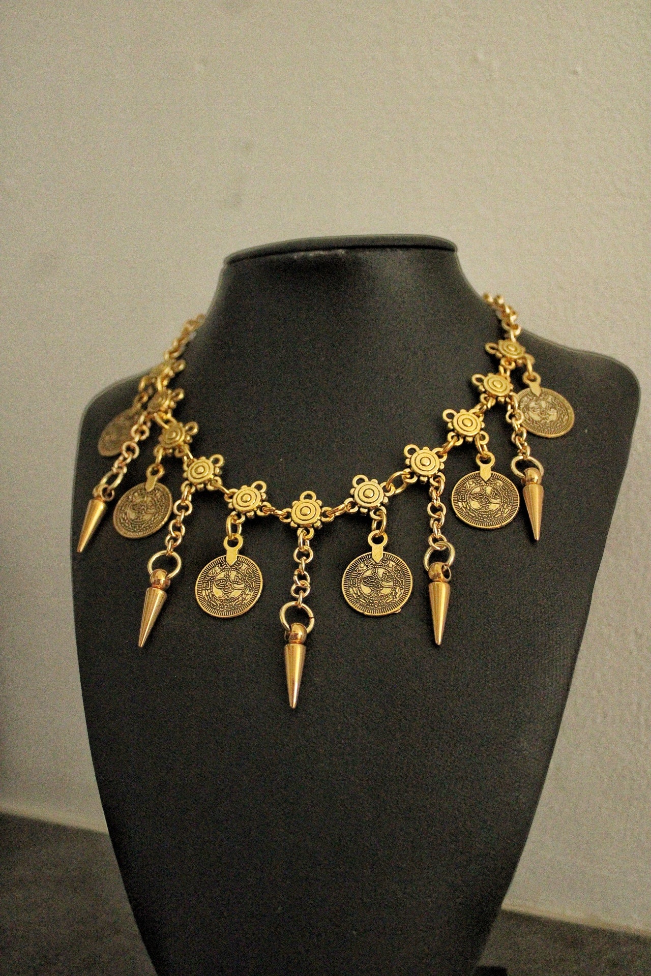 Collier tribal